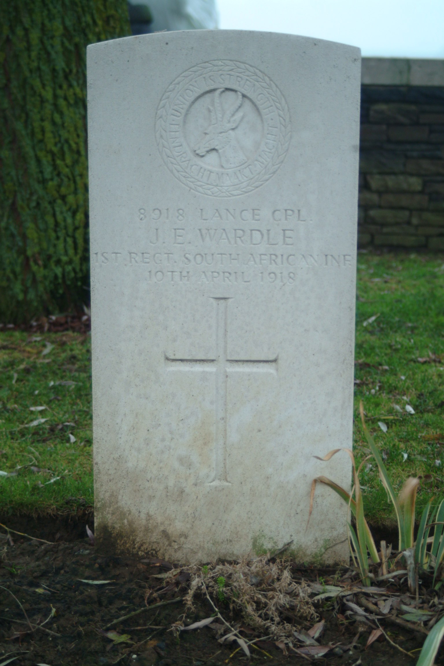 Photo from /search/photos/Belgium/Mesen, West-Vlaanderen/Messines Ridge British Cemetery/Messinesridge_wardle_je.jpg